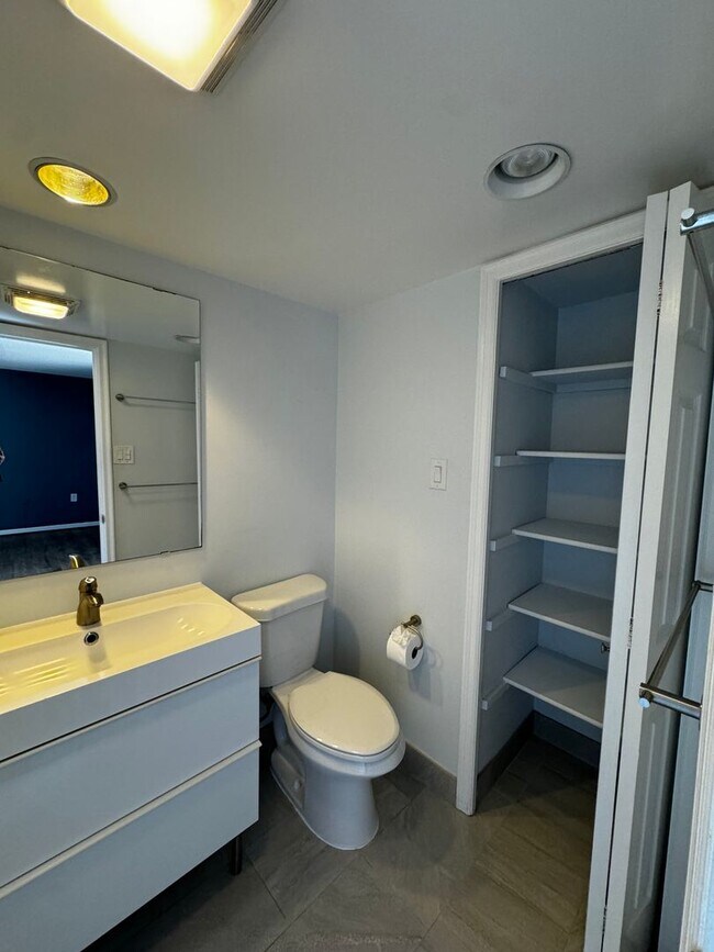 Building Photo - Urban Living at Its Finest: Spacious 2BR, 2BA Condo in Courthouse
