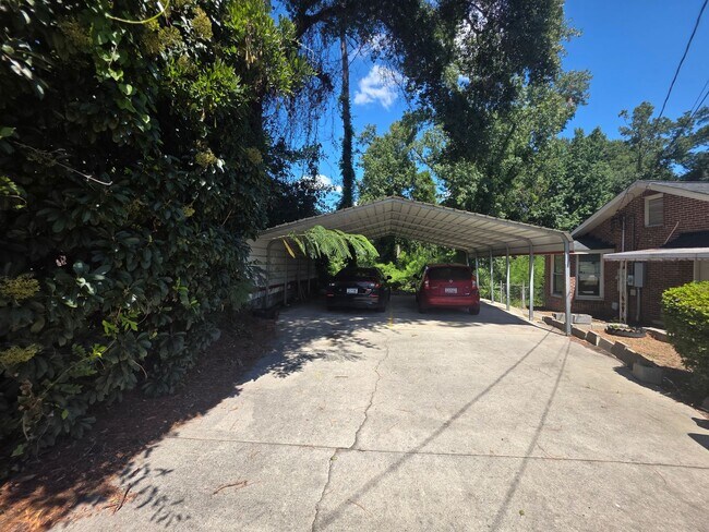 Building Photo - 1241b Johnson Ave