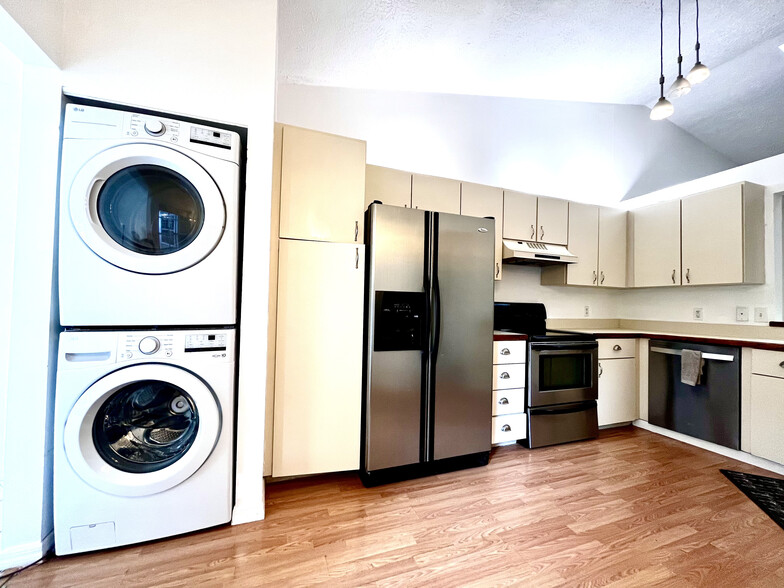 Building Photo - 1966 Sixty Oaks Ln