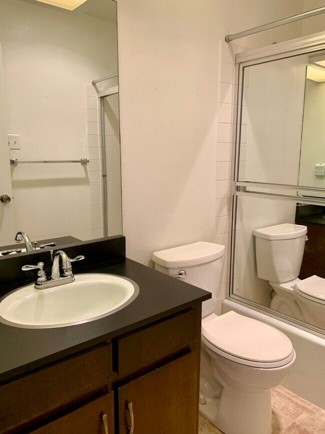 Building Photo - Lovely 2 Bedroom, 2 Bath Condo In The NE!