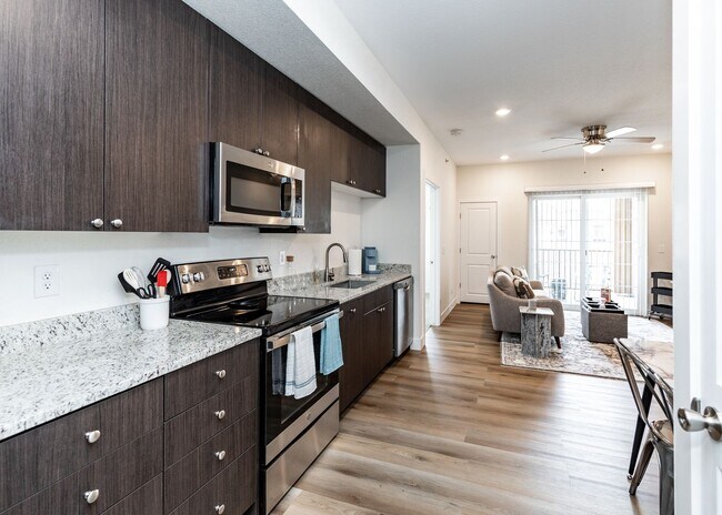 Building Photo - 1 bed, 1 bath Top Floor near Garden of the Gods