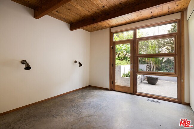 Building Photo - 2020 Mayview Dr