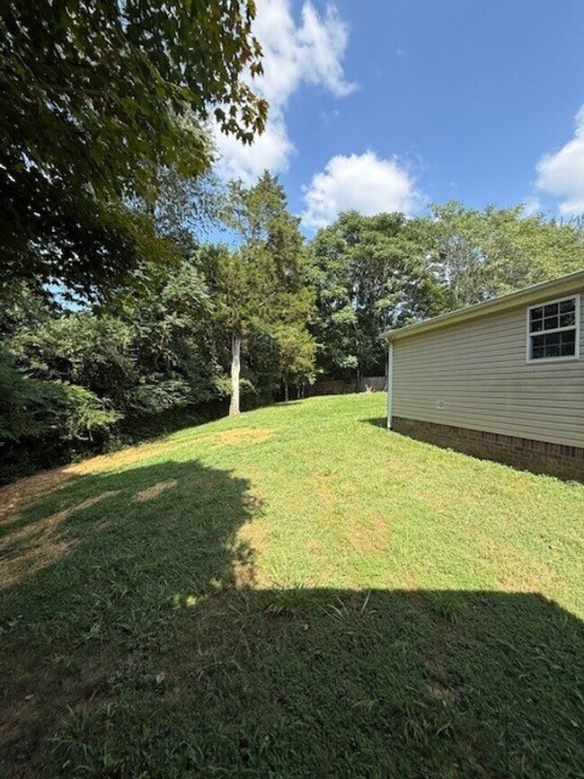 Building Photo - Available Now Spacious 3 Bedroom Home on P...