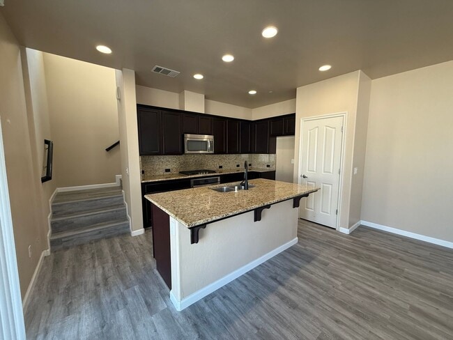 Building Photo - Spacious 3-Bedroom Home in the Desirable U...
