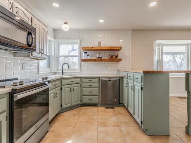 Building Photo - Beautiful 4 bedroom home. Country space, modern updates.