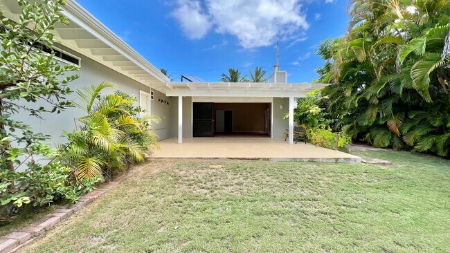 Building Photo - RARELY AVAILABLE 3 BEDROOM NEAR BEACH