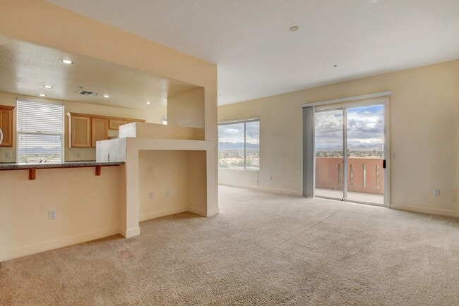 Building Photo - Beautiful top floor condo!