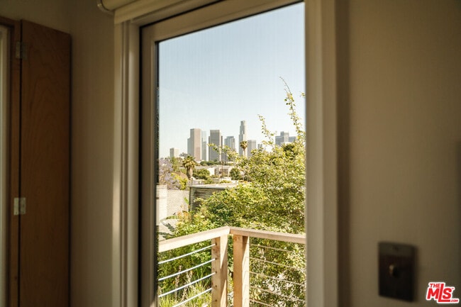 Building Photo - 1097 W Kensington Rd