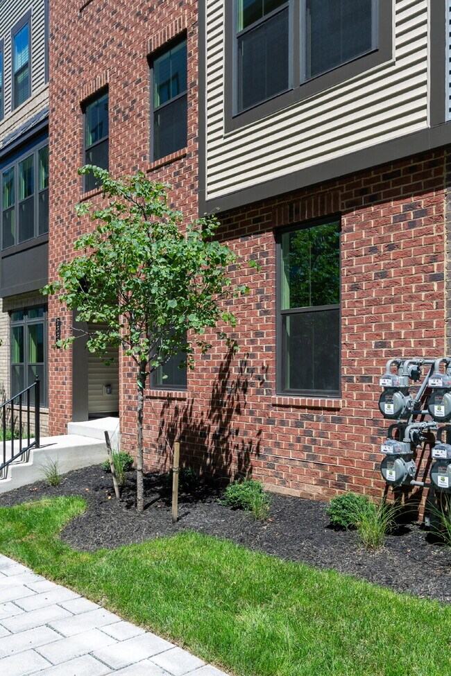 Building Photo - Elegant Townhome Living Near Herndon Conveniences