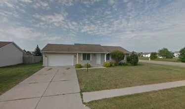 Building Photo - Beautiful 3 Bedroom-2 Bath on Goshen South...