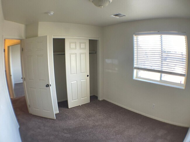 Building Photo - AVAILABLE NOW! Spacious 3-bedroom Townhous...