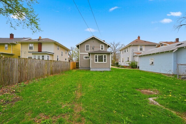 Building Photo - Updated 3BR with Fresh Finishes