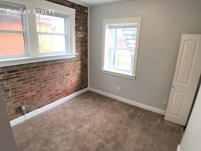 Building Photo - 71 E Gates St