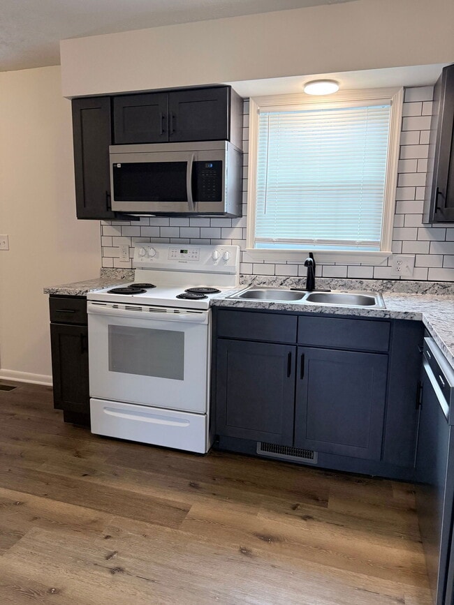 Building Photo - 52 S Front St