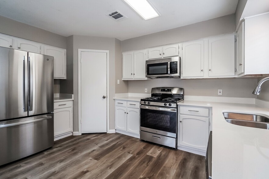 Building Photo - 16311 Alametos Dr