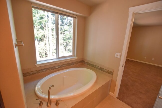 Building Photo - Move in Ready! Apply Today!