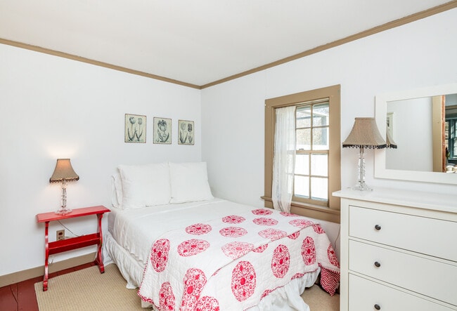 Building Photo - 134 Three Mile Harbor Rd