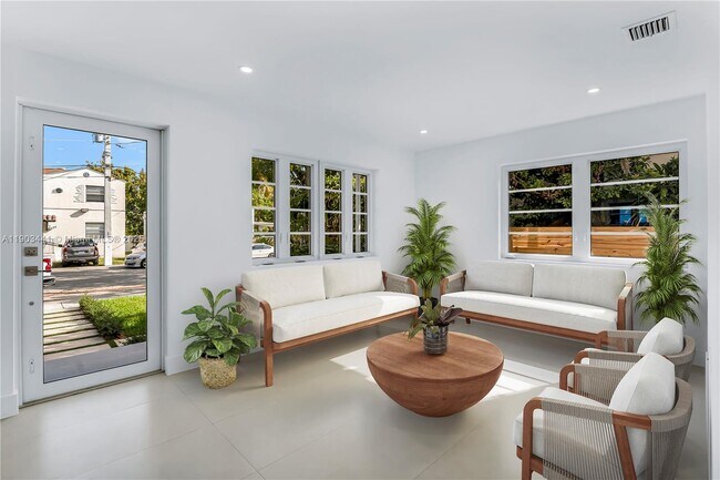 Building Photo - 524 NE 65th St