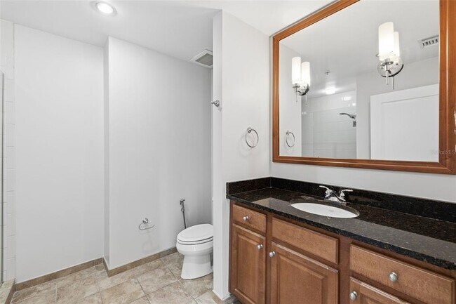 Building Photo - 1227 E Madison St