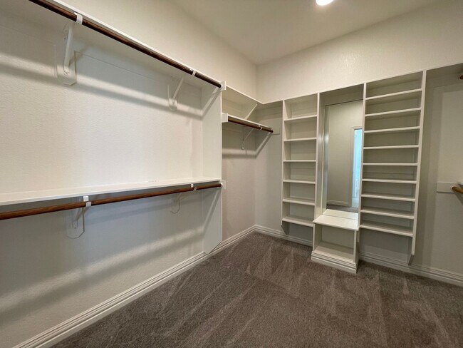 Building Photo - AVAILABLE NOW 3 BEDROOM 2 BATH WITH OFFICE...