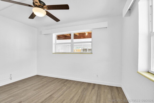 Building Photo - 8 NE 15th Ave