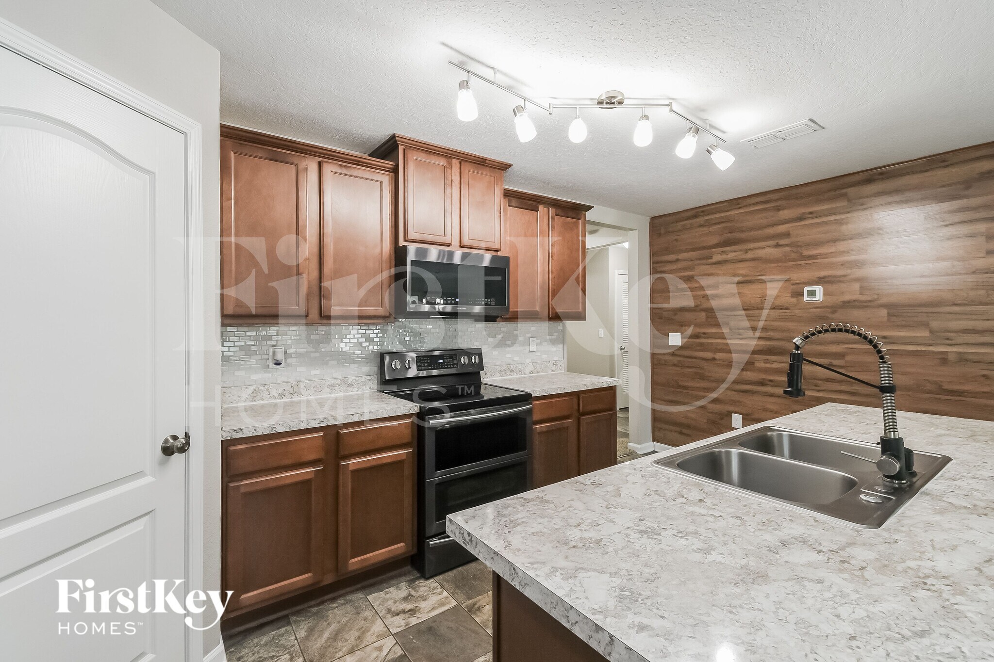 Building Photo - 1958 Tyson Lake Dr