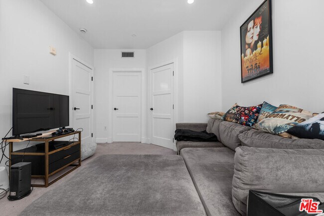 Building Photo - 411 N Oakhurst Dr