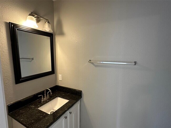 Building Photo - 3647 Palm Grove Dr
