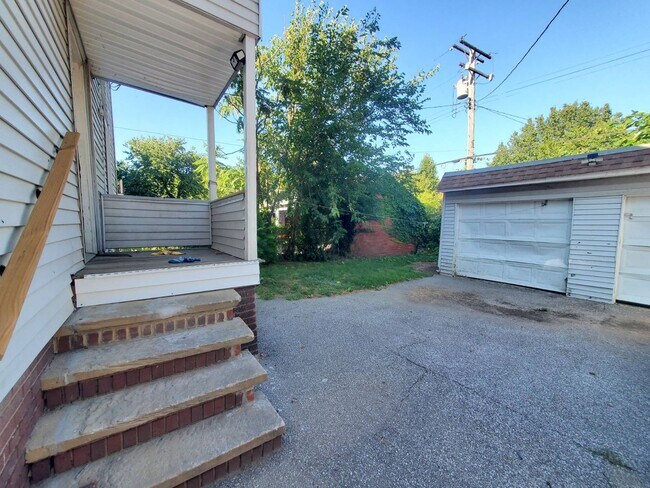 Building Photo - 2217 W 105th St