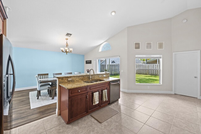 Building Photo - 6238 Pompano St