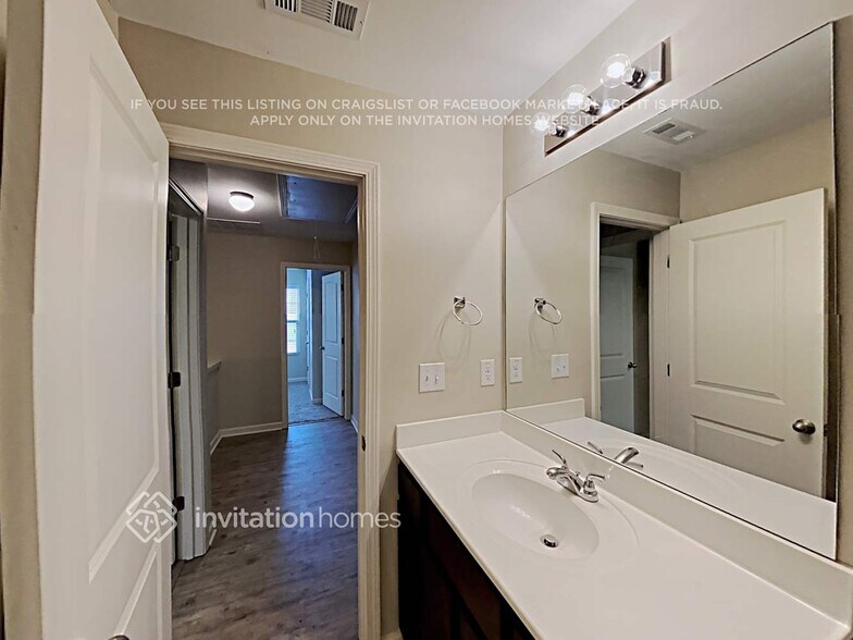 Building Photo - 3729 Pamela Dr SE