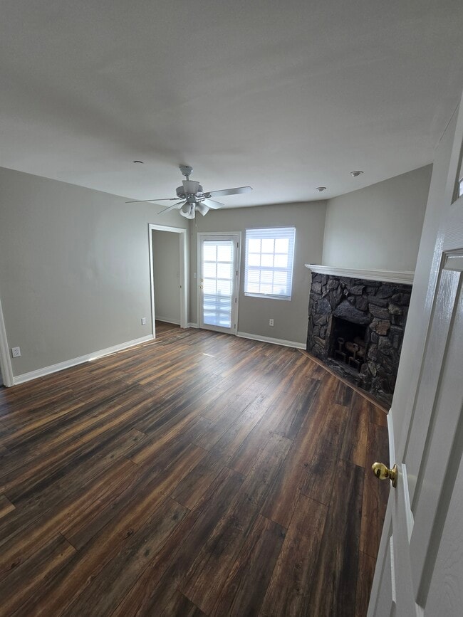 Building Photo - 833 Skyland Dr