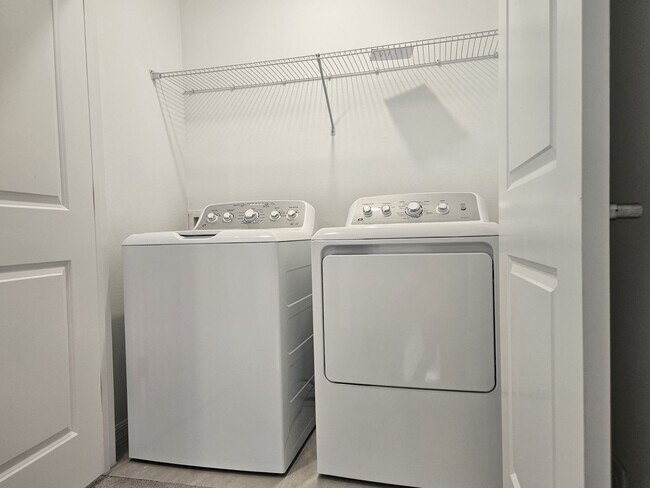 Building Photo - Townhome in The Townhomes of River Landing