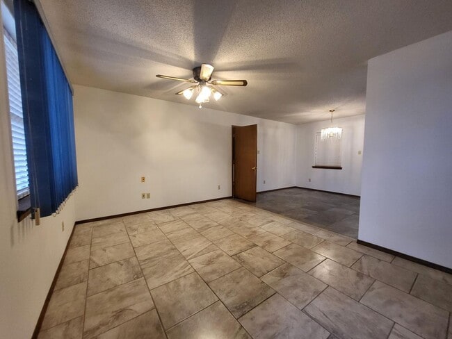 Building Photo - 25 Windsong Ln