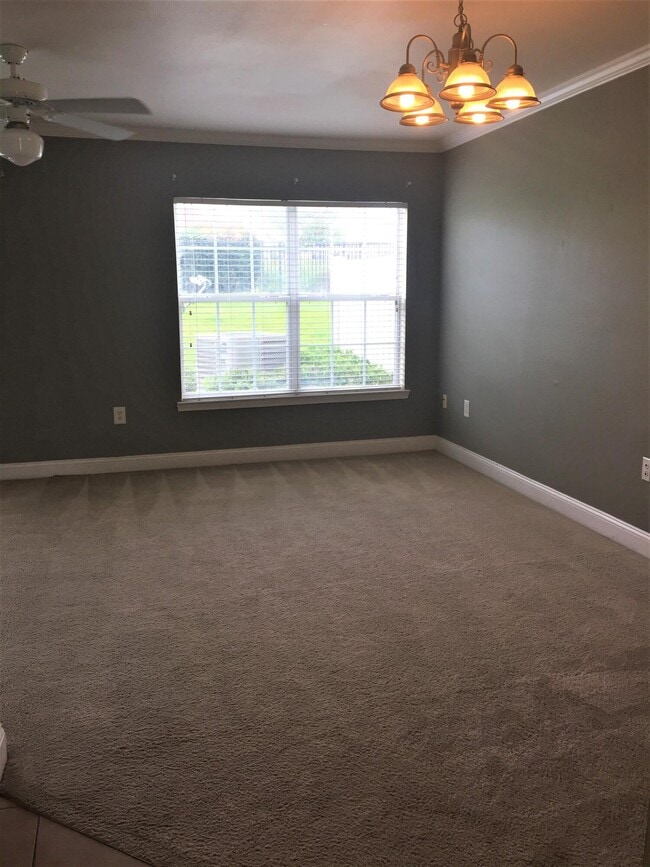 Building Photo - 734 Majestic Dr