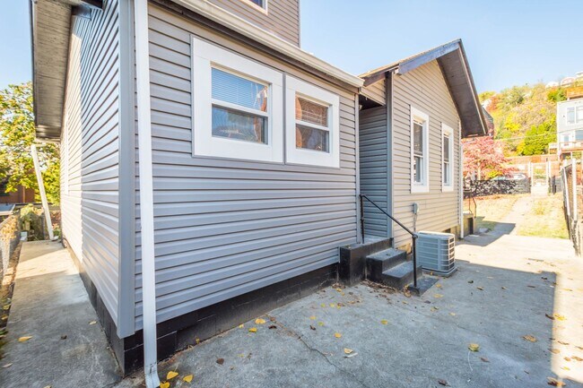 Building Photo - Stunning 2 bedroom home in North Side available Feb 1!