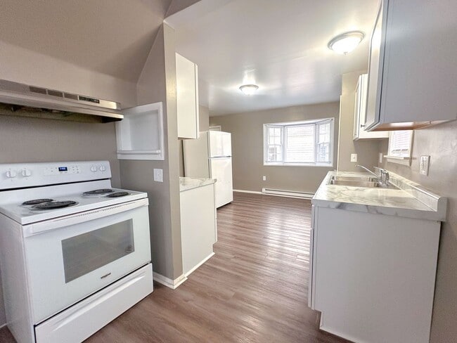 Building Photo - 3 bedroom 2 bath