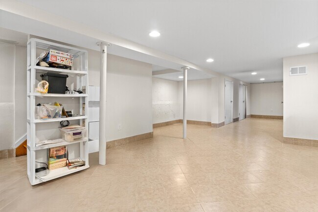 Building Photo - 37 E 35th St