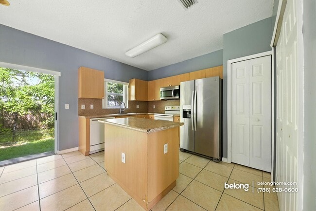 Building Photo - 2915 SE 15th Terrace