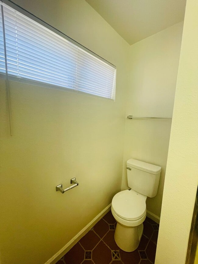 Building Photo - 807
