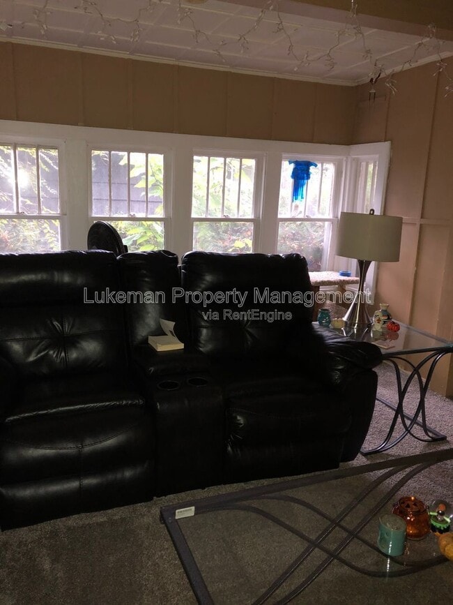 Building Photo - 720 Village St