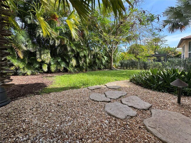 Building Photo - 375 Sabal Way