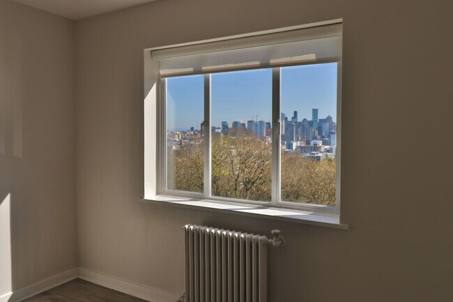 Building Photo - Gorgeous 3 Bedroom Queen Anne Apartment wi...
