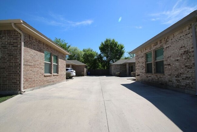 Building Photo - Incredible 3/2 Duplex Home ** Lovely Open ...