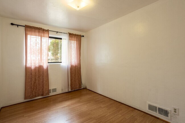 Building Photo - Centrally Located 3 Bedroom 1 Bathroom In ...
