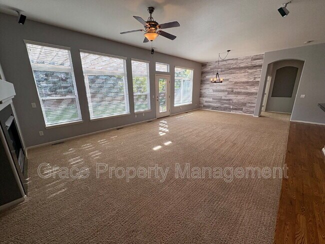 Building Photo - 222 Saxony Rd