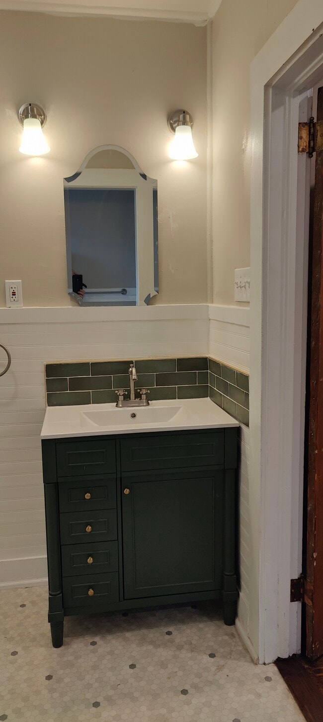 Building Photo - 213 Dennis St