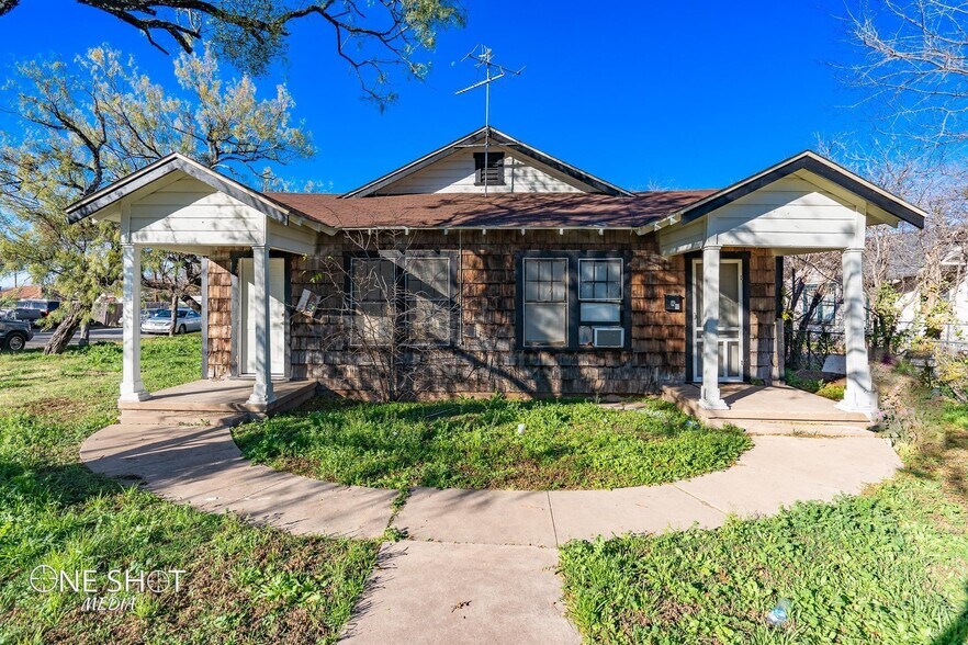 Building Photo - 704 Grape St