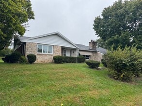 Building Photo - Stunning 3-bedroom, 3-bathroom single family home