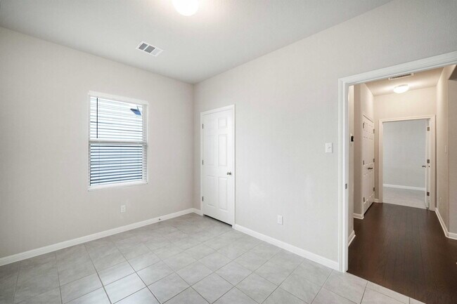 Building Photo - 5912 Wolf Pack Dr